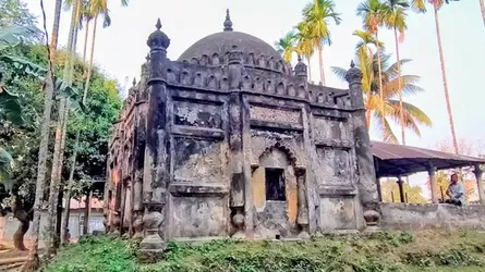অবহেলায় হারাচ্ছে মুক্তাগাছার ৭০০ বছরের ভূঁইয়া বাড়ি মসজিদ