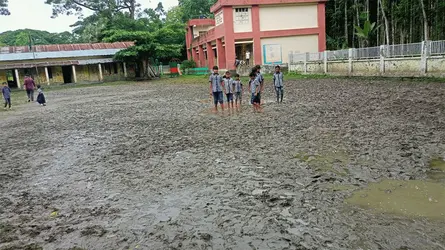 মুলাদীতে বিদ্যালয়ের রাস্তা না থাকায় দুর্ভোগে কমলমতি শিক্ষার্থীরা