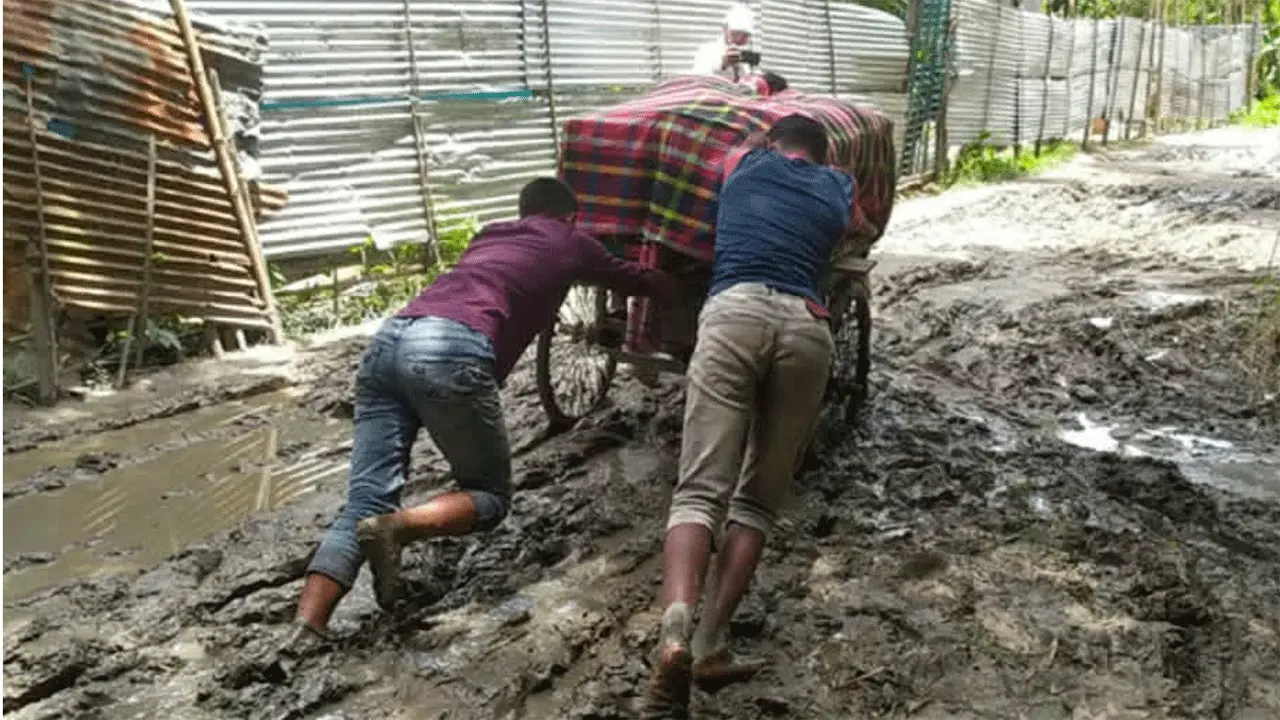 মুলাদীতে ৩ গ্রামের মানুষের খানাখন্দ সড়কে যাতায়াতে ভোগান্তি