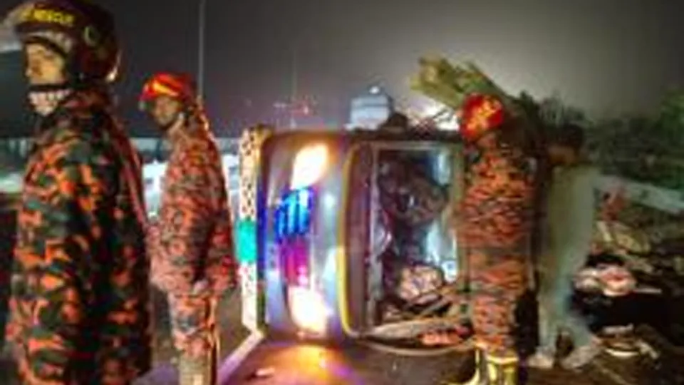 ঢাকা-মাওয়া এক্সপ্রেসওয়েতে ট্রাক দুর্ঘটনা, আহত ৯