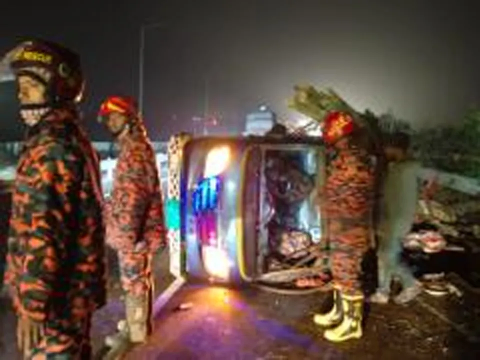 ঢাকা-মাওয়া এক্সপ্রেসওয়েতে ট্রাক দুর্ঘটনা, আহত ৯