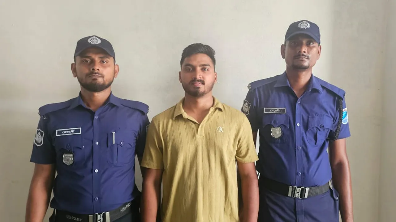লঞ্চে দুই তরুণীকে মারধরের ঘটনায় ২৫ জনের নামে মামলা