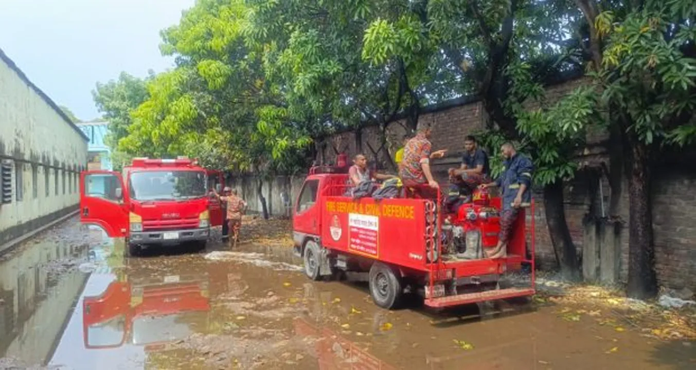 মুন্সীগঞ্জে সিকোটেক্স ডাইং অ্যান্ড প্রিন্ট্রিং ফ্যাক্টরিতে আগুন