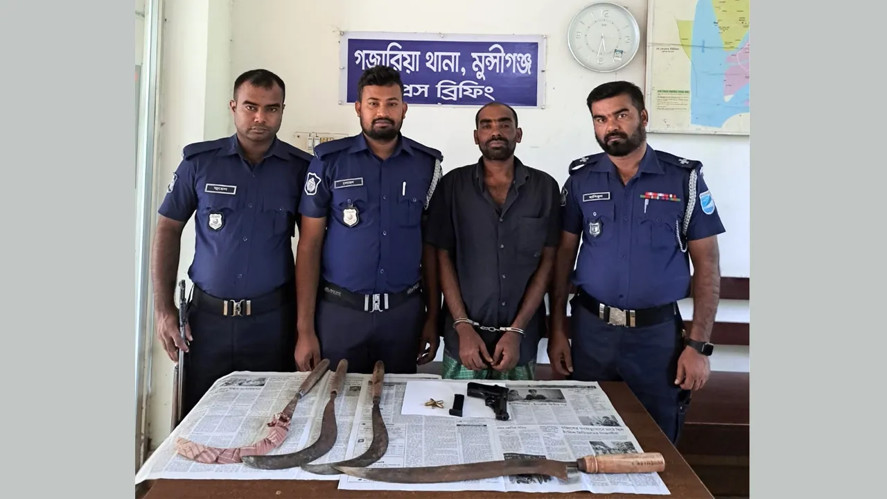 মুন্সীগঞ্জে অস্ত্র ও গুলি উদ্ধার, হত্যা মামলার পলাতক আসামি গ্রেফতার