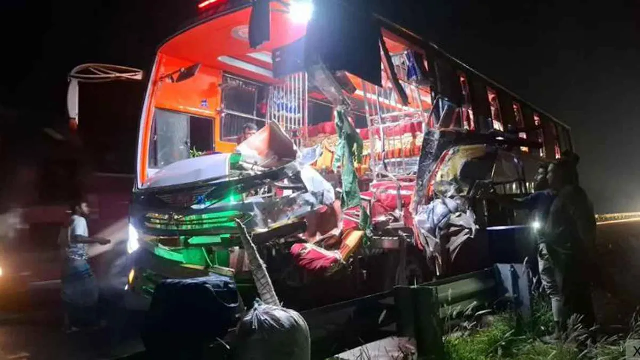 মুন্সীগঞ্জে কাভার্ড ভ্যান-বাস সংঘর্ষে নিহত ১, আহত ১২