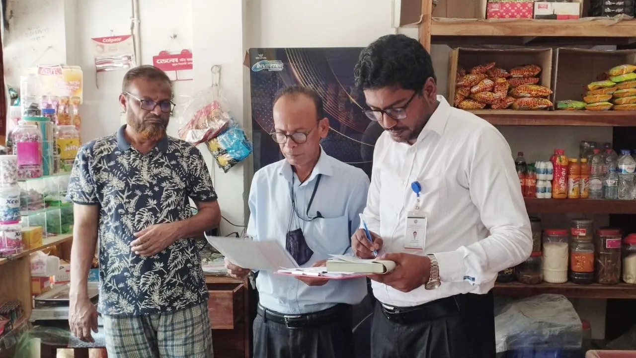 মুন্সীগঞ্জে বেশি দামে এলপি গ্যাস বিক্রি, ২ দোকানিকে জরিমানা