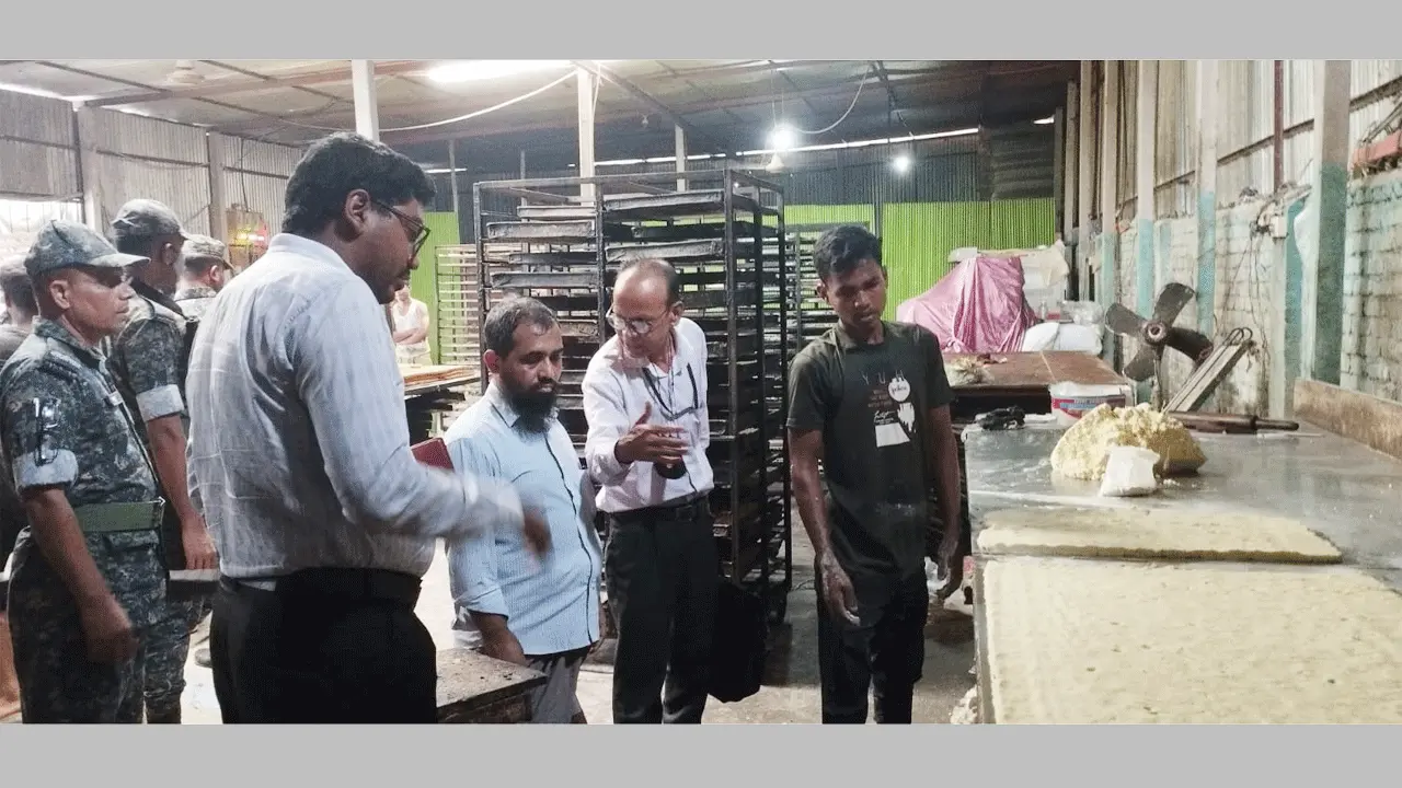 মুন্সীগঞ্জে অস্বাস্থ্যকর পরিবেশে খাদ্য প্রস্তুত, বেকারিকে জরিমানা