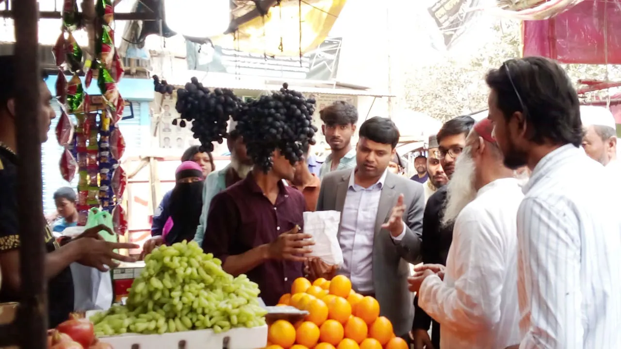 মুন্সীগঞ্জে রমজান উপলক্ষে বাজার মনিটরিং, ফল ব্যবসায়ীকে জরিমানা