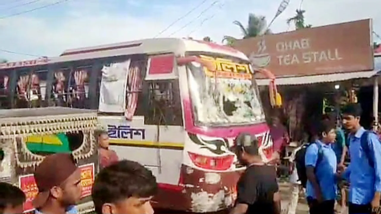 লৌহজংয়ে ২ বাসের সংঘর্ষে হেলপার নিহত