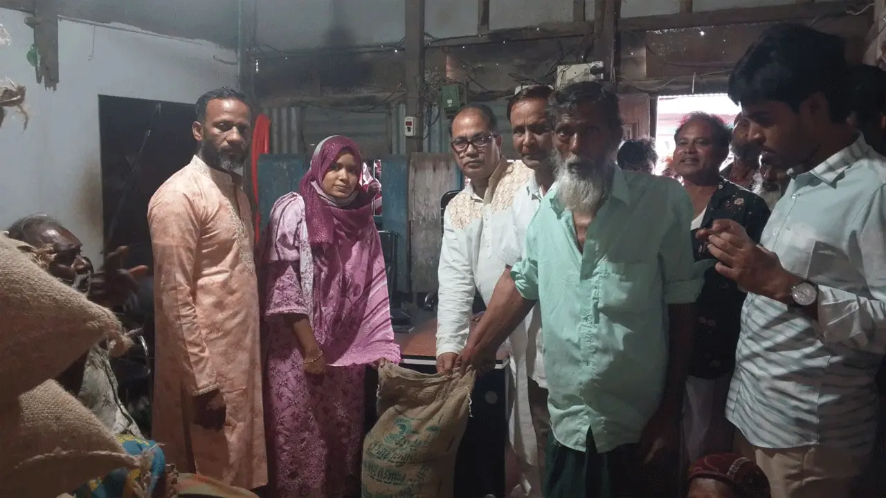 টঙ্গীবাড়ীতে ১৪১ জেলেকে ৮০ কেজি করে চাল বিতরণ