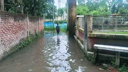 জলাবদ্ধতায় ভোগান্তি, হাঁটু পানি মাড়িয়ে স্কুলে যাচ্ছে শিক্ষার্থীরা