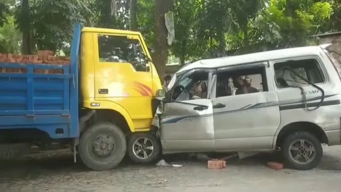মুন্সীগঞ্জে মাইক্রোবাস-ট্রাক সংঘর্ষে আহত ৭