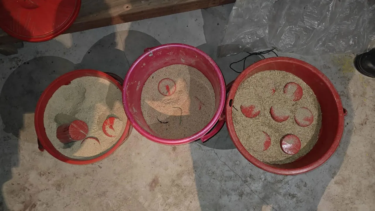 মুন্সীগঞ্জে পরিত্যক্ত দোকান থেকে ৩ বালতি ককটেল উদ্ধার
