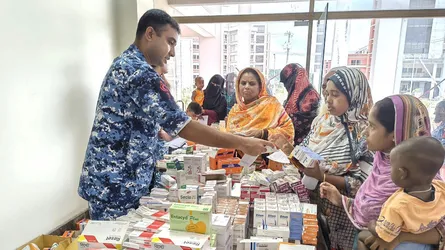 মুন্সীগঞ্জে বিনামূল্যে চিকিৎসাসেবা ও ওষুধ সামগ্রী বিতরণ কোস্টগার্ডের