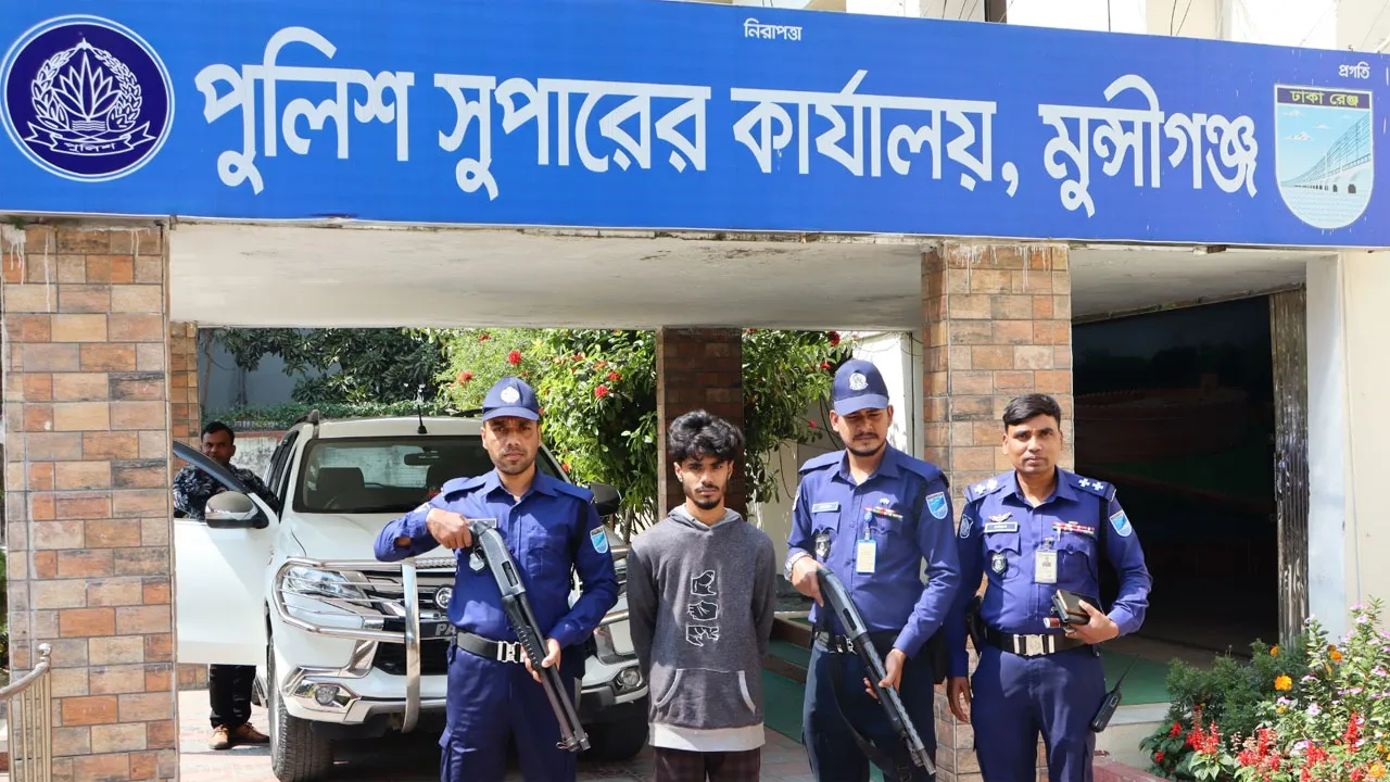 মুন্সীগঞ্জে রিভলভার-গুলি ও দেশীয় অস্ত্র উদ্ধার, গ্রেফতার ১