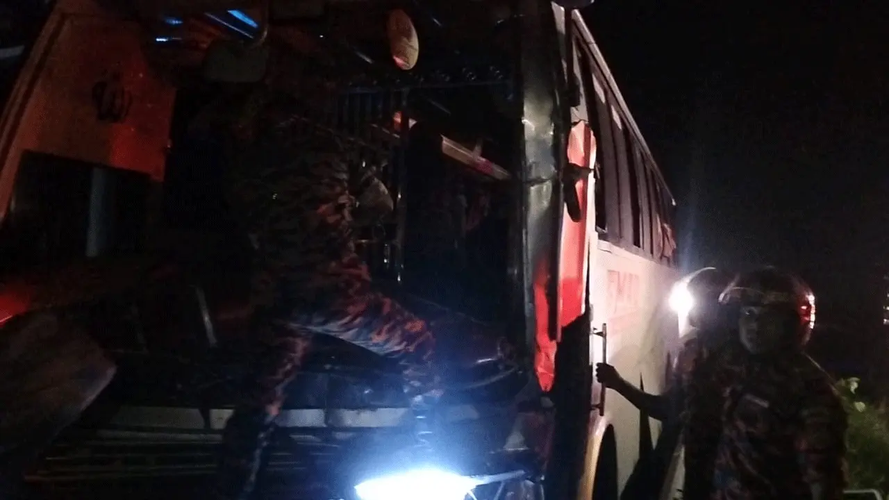 ঢাকা-মাওয়া এক্সপ্রেসওয়েতে ট্রাকের পেছনে যাত্রীবাহী বাসের ধাক্কা, আহত ৮