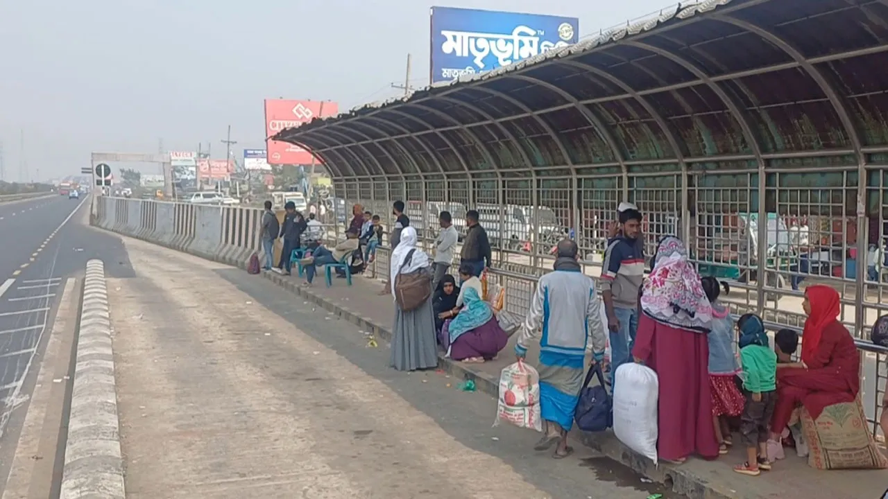 নির্বাচনের ছুটিতে গ্রামমুখী যাত্রীদের ভোগান্তি, অতিরিক্ত ভাড়া আদায়ের অভিযোগ