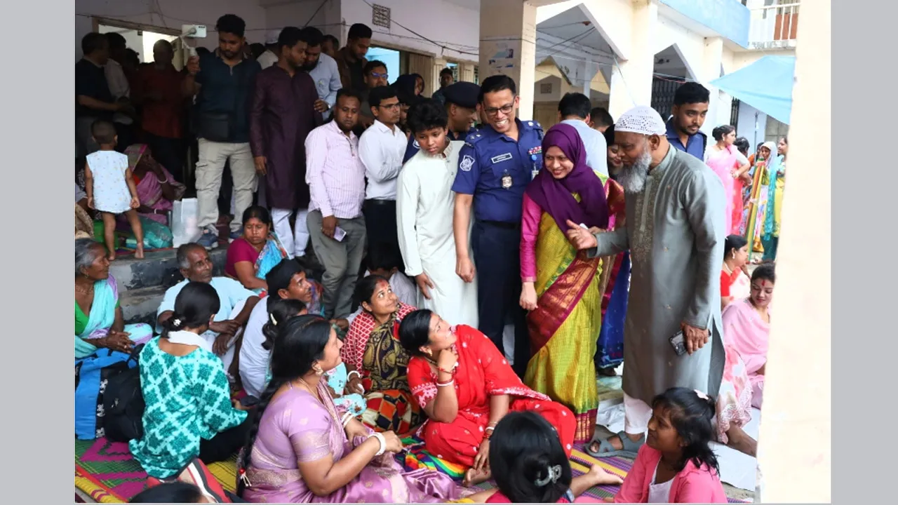 সিরাজদিখানে মা রক্ষা কালী পূজা মণ্ডপ পরিদর্শনে জেলা প্রশাসক