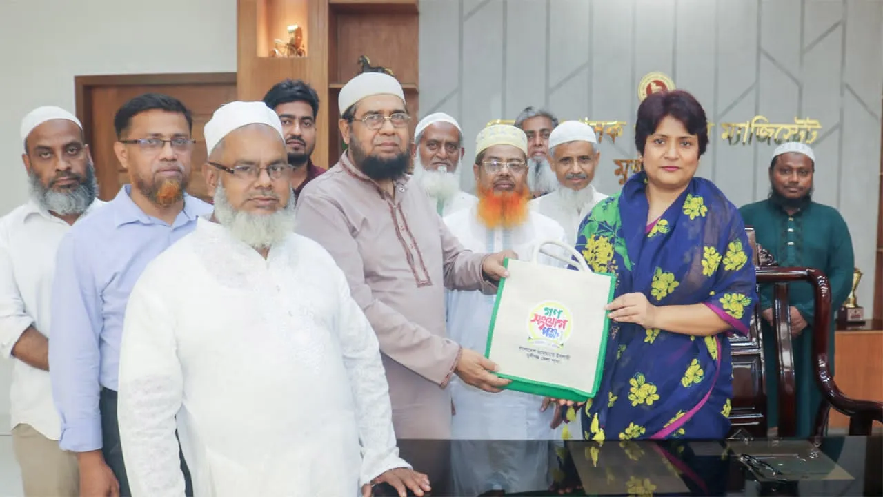 মুন্সীগঞ্জে জেলা প্রশাসকসহ সরকারি কর্মকর্তাদের সাথে জামায়াত নেতার জনসংযোগ