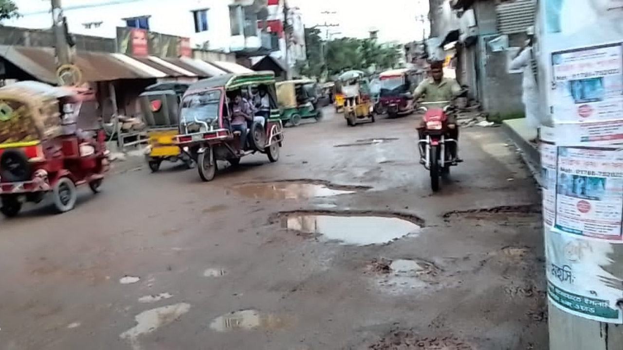 মুন্সীগঞ্জ পৌরসভা-মুক্তারপুর পাম্প সড়কে জনদুর্ভোগ চরমে, সংস্কারের দাবি