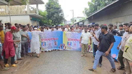 মুন্সীগঞ্জে চাঁদাবাজির অভিযোগে বিএনপির সাধারণ সম্পাদকসহ ৩ নেতার বিরুদ্ধে মানববন্ধন