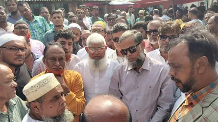 গজারিয়ায় অগ্নিকাণ্ডে ক্ষতিগ্রস্তদের পাশে কামরুজ্জামান রতন