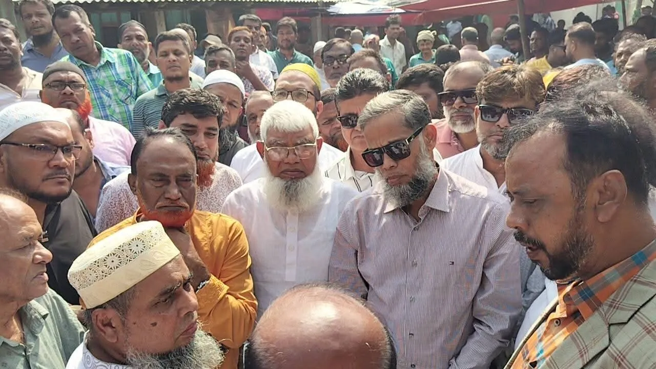 গজারিয়ায় অগ্নিকাণ্ডে ক্ষতিগ্রস্তদের পাশে কামরুজ্জামান রতন