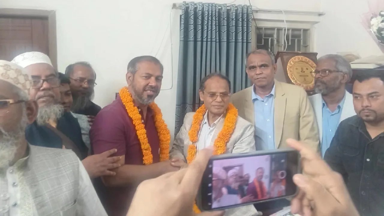 দুই আসনের এমপি আব্দুস সালাম আজাদের সাথে পল্টনে এনসিপি ও জামায়াত নেতাদের শুভেচ্ছা বিনিময়