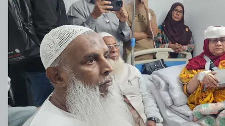 মুরাদনগরের আহত মহিলা দল নেত্রীকে দেখতে হাসপাতালে কায়কোবাদ