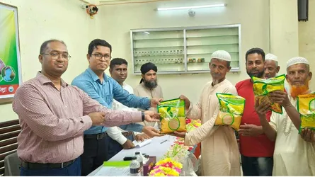 মুরাদনগরে প্রান্তিক কৃষকদের মাঝে সার ও বীজ বিতরণ