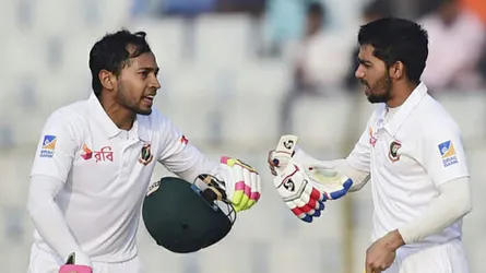 ৪৮ রান নিয়ে চা বিরতিতে মুশফিক, ফিফটি পেয়েছেন মুমিনুল