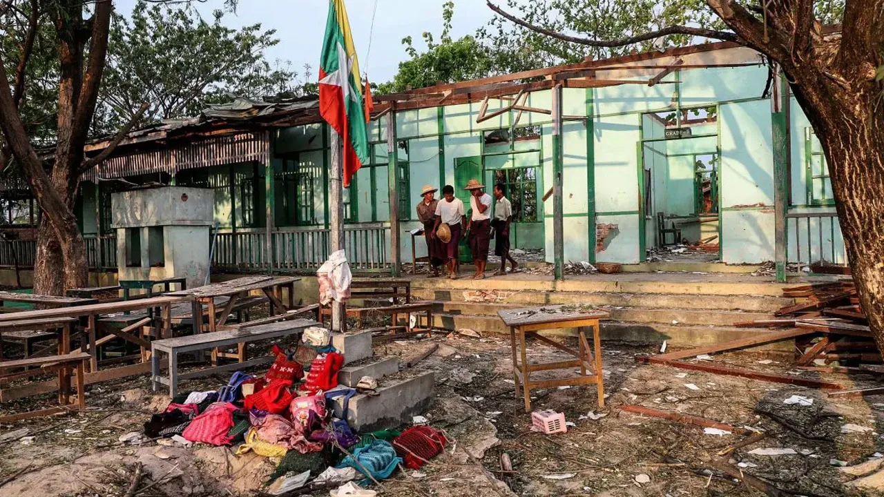 মিয়ানমারে স্কুলে সামরিক জান্তার বিমান হামলা, শিশুসহ নিহত ২২