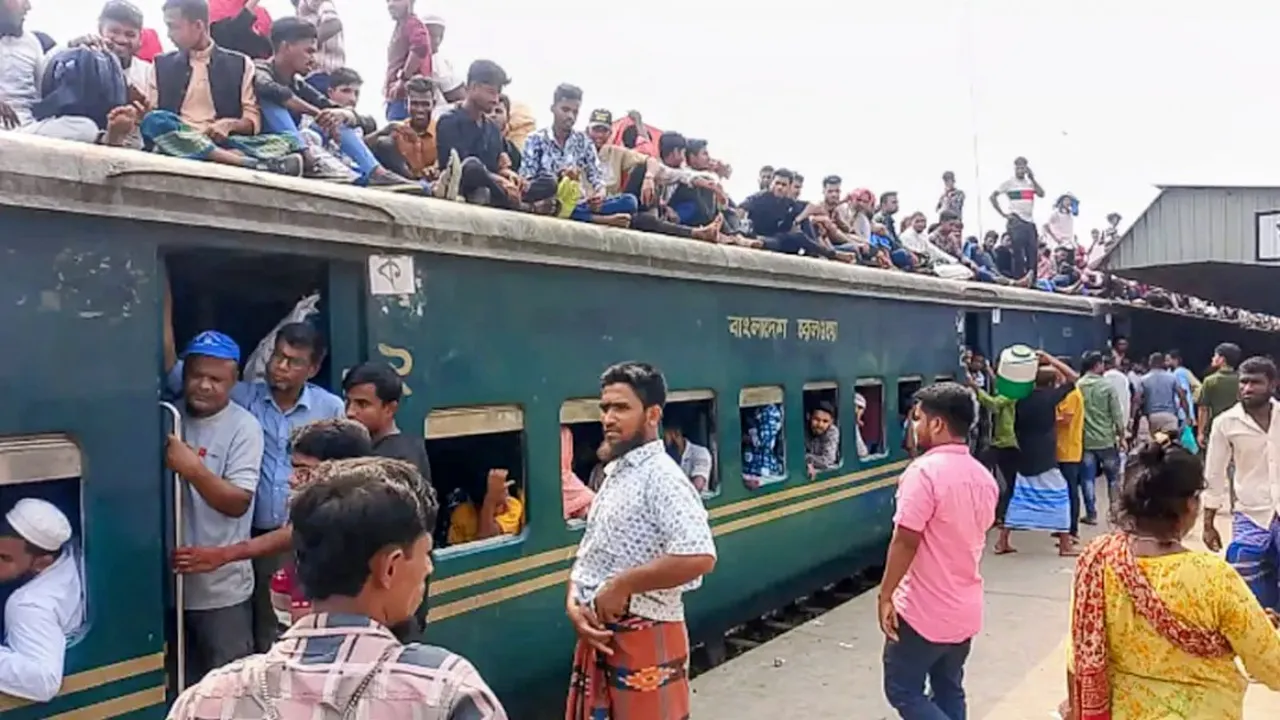 ময়মনসিংহে ট্রেনের ছাদে চড়ে ঝুঁকিপূর্ণ যাত্রা