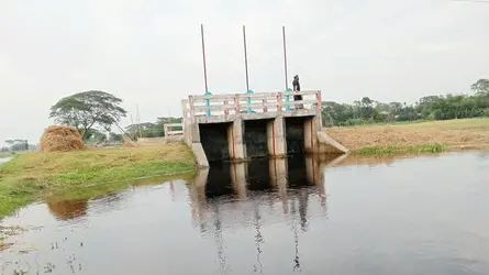 অপরিকল্পিত স্লুইচ গেইটে ৪ গ্রামের মানুষের ভোগান্তি