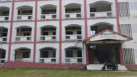 স্কুলে যান না শিক্ষিকা, হাজিরা খাতায় নিয়মিত স্বাক্ষর