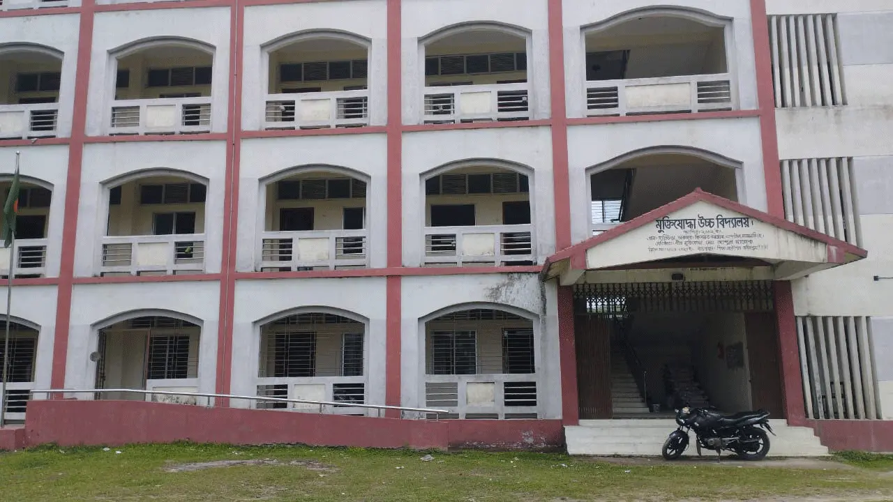 স্কুলে যান না শিক্ষিকা, হাজিরা খাতায় নিয়মিত স্বাক্ষর