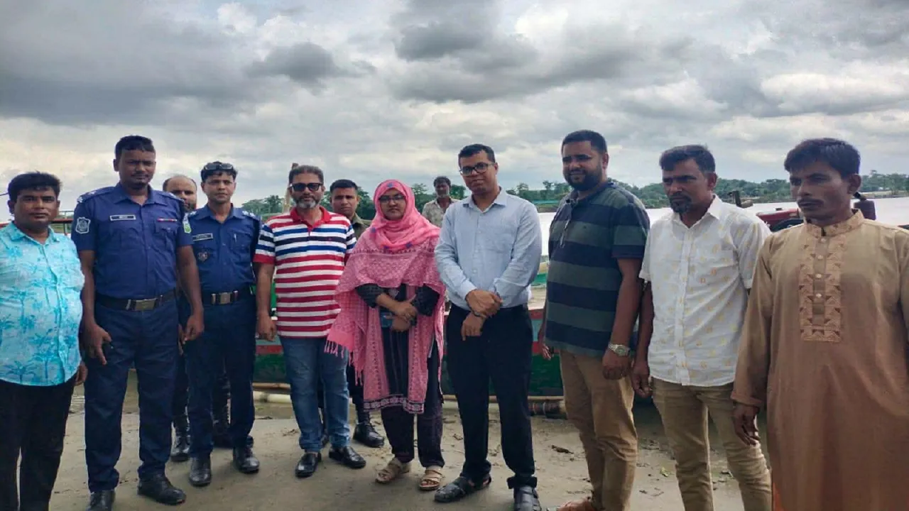 অস্ত্রের মুখে ভ্রাম্যমাণ আদালতের জব্দ করা দুই বালুভর্তি ট্রলার ছিনতাই