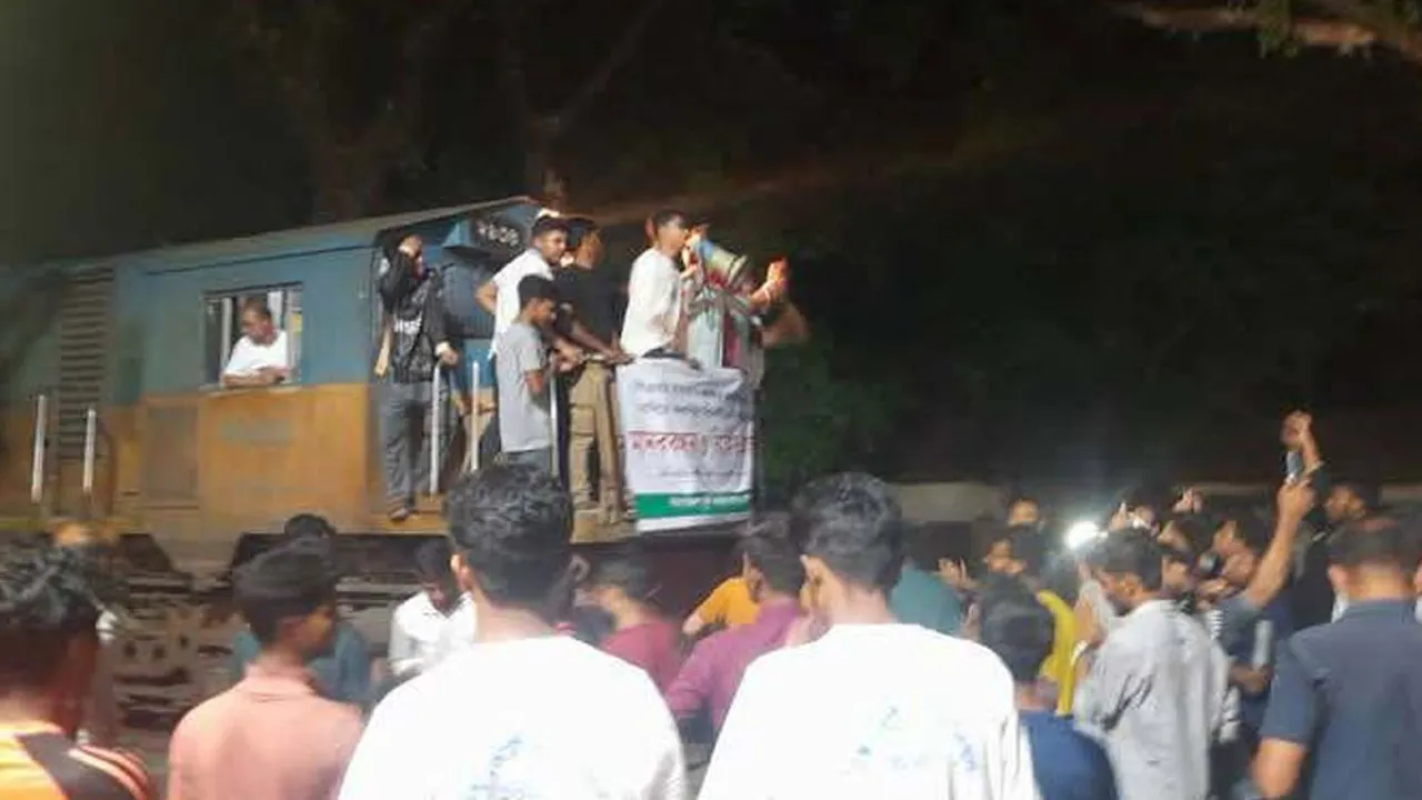 পিএসসি সংস্কারের দাবিতে ময়মনসিংহে ট্রেন অবরোধ