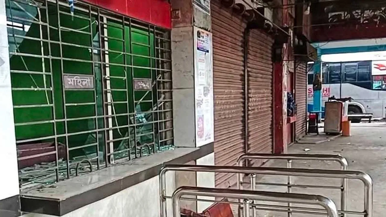 ময়মনসিংহে টিকিট কাউন্টার ভাঙচুর, ৬ ঘণ্টা পর বাস চলাচল শুরু