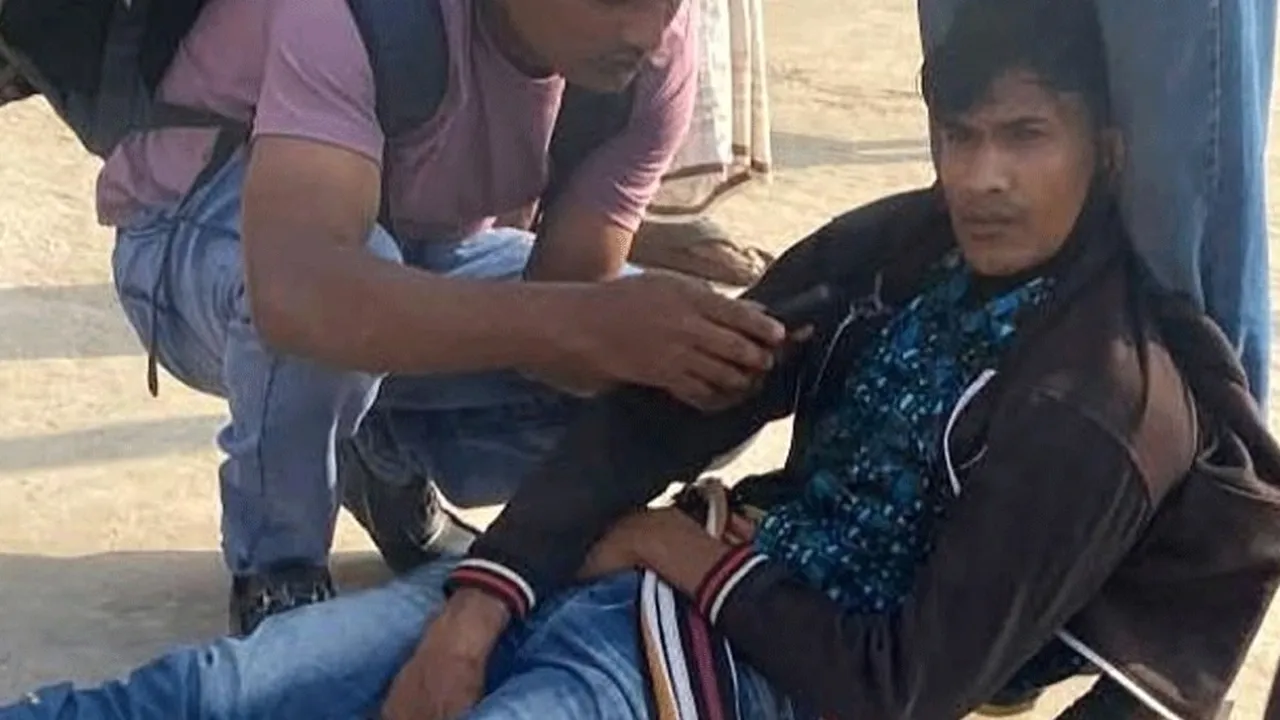 লোহার সেতুর পিলারে ধাক্কায় কাটা পড়ল ২ পা