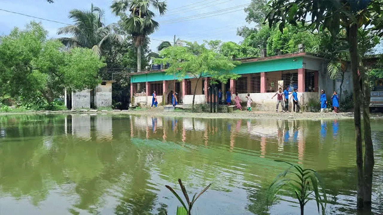 ৬ মাস পানির নিচে স্কুলমাঠ, খেলাধুলা বন্ধ—অবহেলায় শিক্ষার্থীদের ভবিষ্যৎ