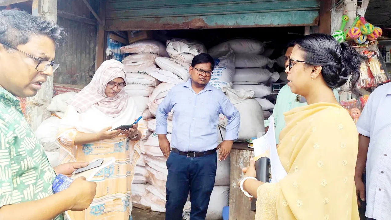 ‎ঈশ্বরগঞ্জে অবৈধ সার মজুদ, ২ ব্যবসায়ীকে জেল-জরিমানা