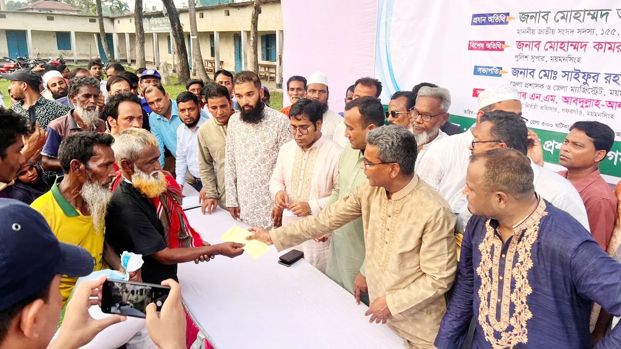 গফরগাঁওয়ে বজ্রপাতে নিহত ও ঝড়ে ক্ষতিগ্রস্ত পরিবারের সদস্যদের সহায়তা