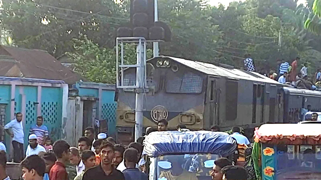 গফরগাঁওয়ে অল্পের জন্য রক্ষা পেল ট্রেনের হাজারো যাত্রী
