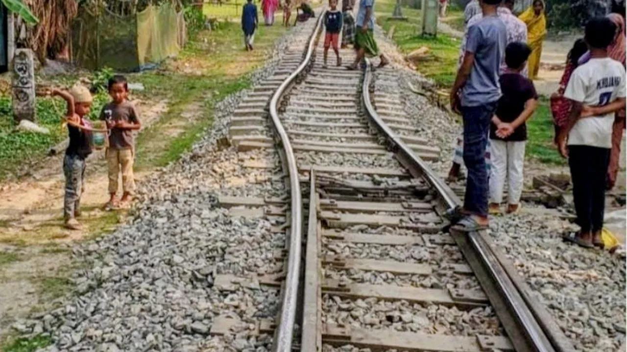 তাপ ও ট্রেনের চাপে রেললাইন বেঁকে যাওয়ায় ঝুঁকিতে ঢাকা-ময়মনসিংহ রুট