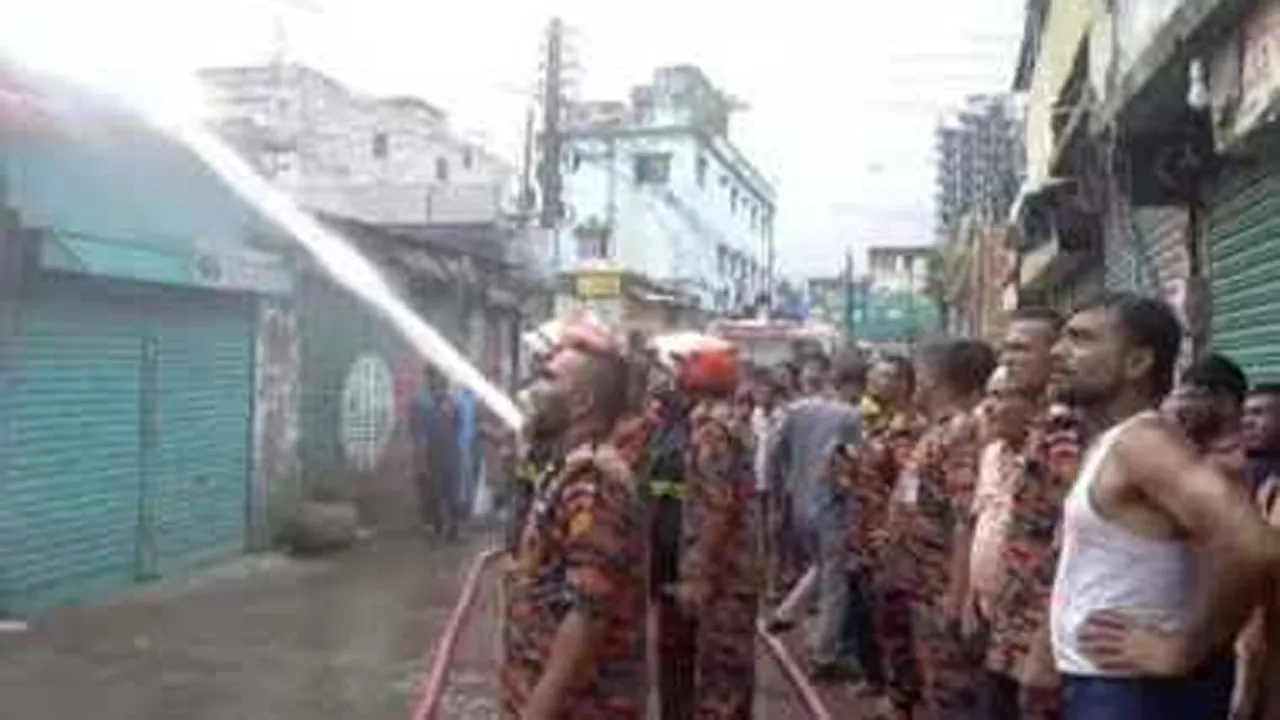ময়মন‌সিং‌হে গ্যাস সিলিন্ডার বি‌স্ফোর‌ণে খাবার দোকা‌নে আগুন