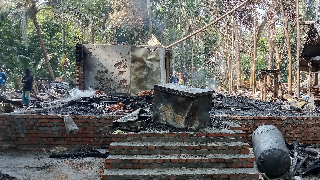 কাঁঠালিয়ায় রহস্যজনক অগ্নিকাণ্ড, বসতঘর পুড়ে ছাই
