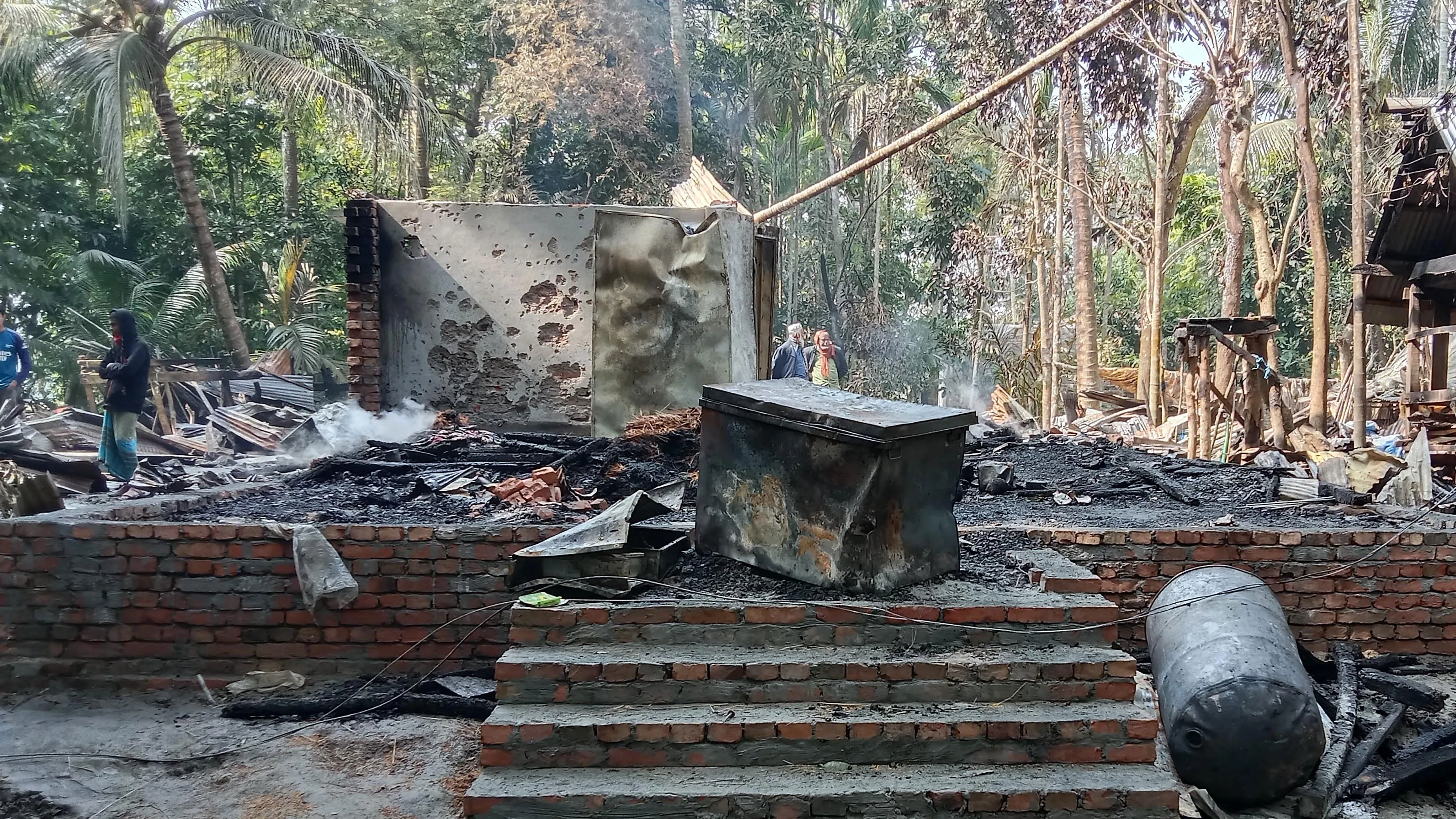 কাঁঠালিয়ায় রহস্যজনক অগ্নিকাণ্ড, বসতঘর পুড়ে ছাই