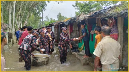 কক্সবাজারে বন্যাদুর্গতদের পাশে বিজিবি : ৫ শতাধিক পরিবারকে খাবার ও ত্রাণসামগ্রী বিতরণ