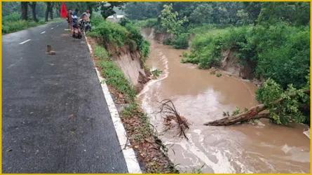 বালু উত্তোলনে ধসের মুখে দামুড়হুদা-মুজিবনগর আঞ্চলিক সড়ক, যান চলাচল বন্ধ